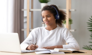 Vergelijking van platforms voor taalonderwijs ter voorbereiding op examens: TOEFL, IELTS en meer