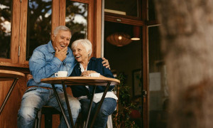 Comment gérer la crainte d'être rejeté lors d'une rencontre entre seniors ?