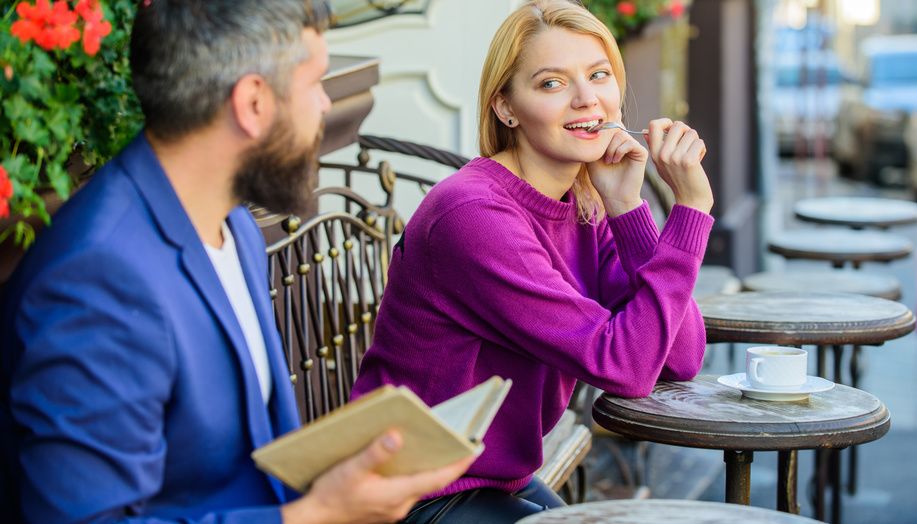 Jak flirtować na portalu randkowym & pierwsza wiadomość
